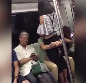 实拍情侣视频,实拍情侣温馨互动，浪漫画面引网友热议